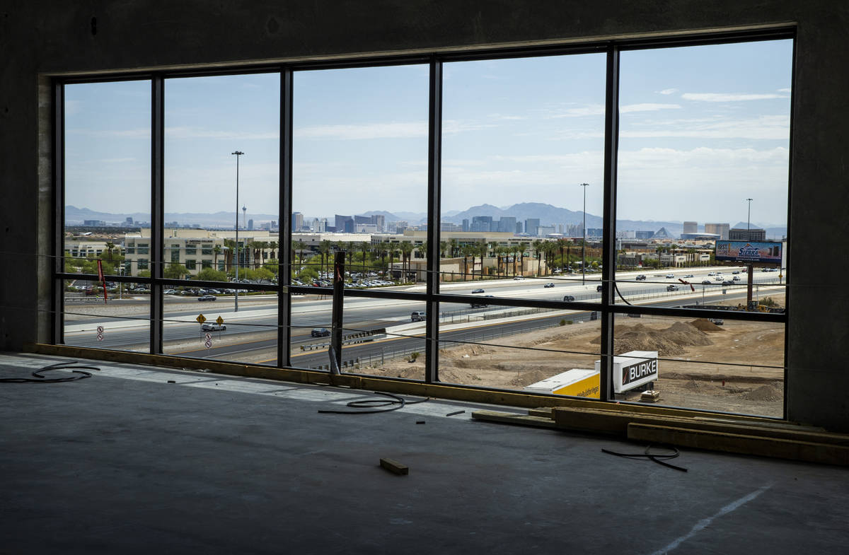 Una vista del horizonte de Las Vegas, incluyendo el Strip en la parte superior del edificio de ...