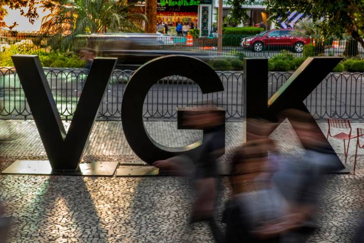 Fans fluyen junto a un logo de VGK en Las Vegas Blvd. antes del inicio del Juego 4 de una serie ...