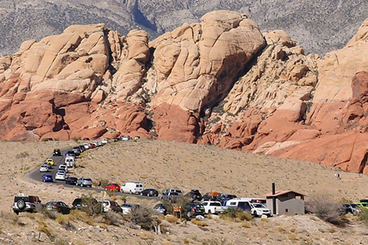 En esta foto de archivo, vehículos estacionados a lo largo de Red Rock Loop Road en un día aj ...