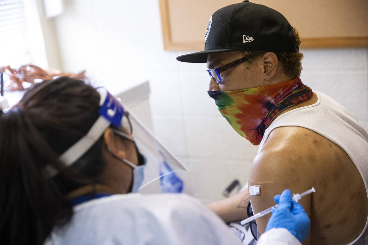 Dino Poston recibe la vacuna contra COVID-19 en la clínica de vacunación Sherman Gardens en L ...
