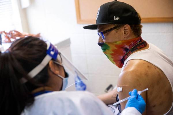 Dino Poston recibe la vacuna contra COVID-19 en la clínica de vacunación Sherman Gardens en L ...