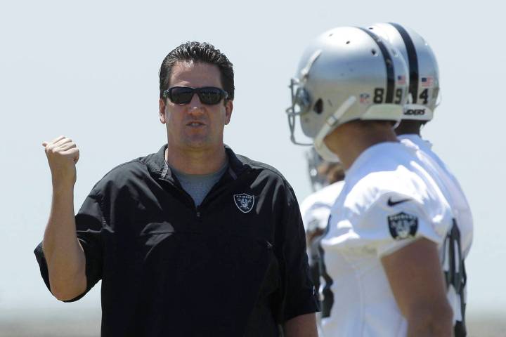 El coordinador ofensivo de los Oakland Raiders, Greg Knapp, a la izquierda, habla con los jugad ...