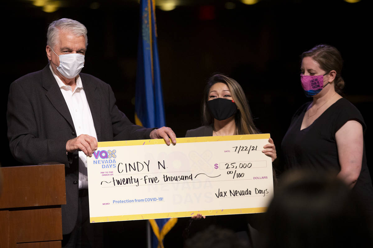 El gobernador Steve Sisolak e Immunize Nevada entregan un cheque de 25 mil dólares a Cindy N. ...