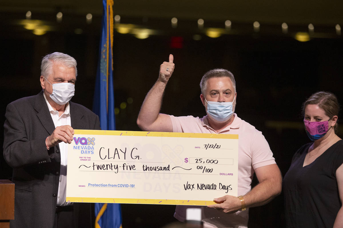 El gobernador Steve Sisolak e Immunize Nevada entregan un cheque de 25 mil dólares a Clay G. d ...