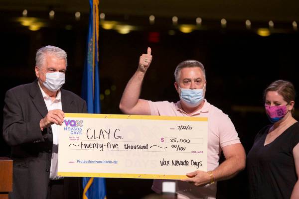 El gobernador Steve Sisolak e Immunize Nevada entregan un cheque de 25 mil dólares a Clay G. d ...