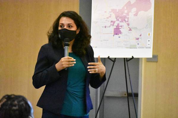 La concejal de Las Vegas, Olivia Díaz, participó en una reunión comunitaria convocada por lo ...