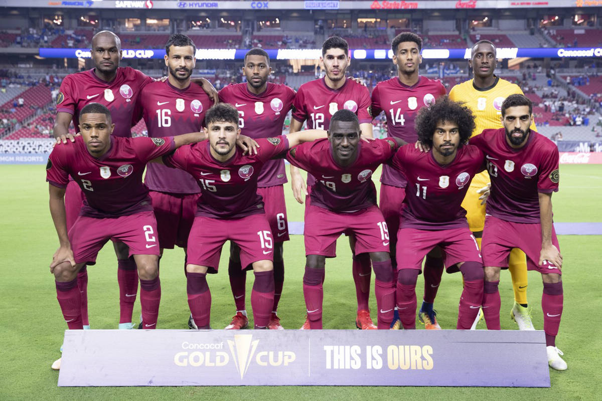 La Selección de Catar posa para la foto oficial previo al juego de Cuartos de Final de la Copa ...