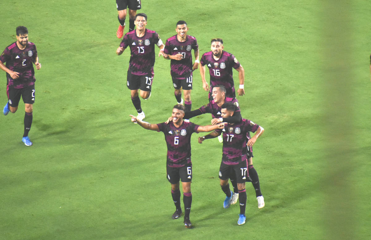Jugadores de la Selección de México celebran un gol anotado por Jonathan Dos Santos (6) duran ...