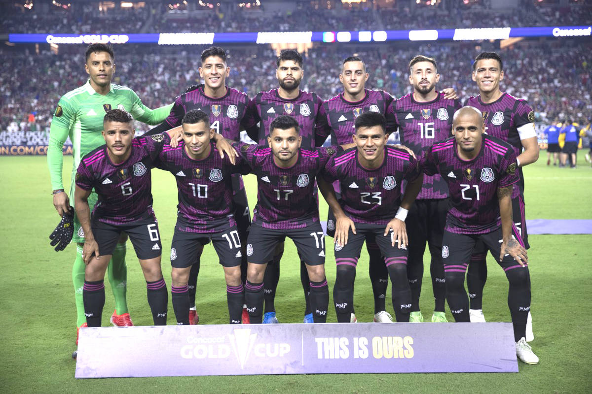 Los jugadores de la Selección de México posan para la foto oficial previo a su juego de Cuart ...