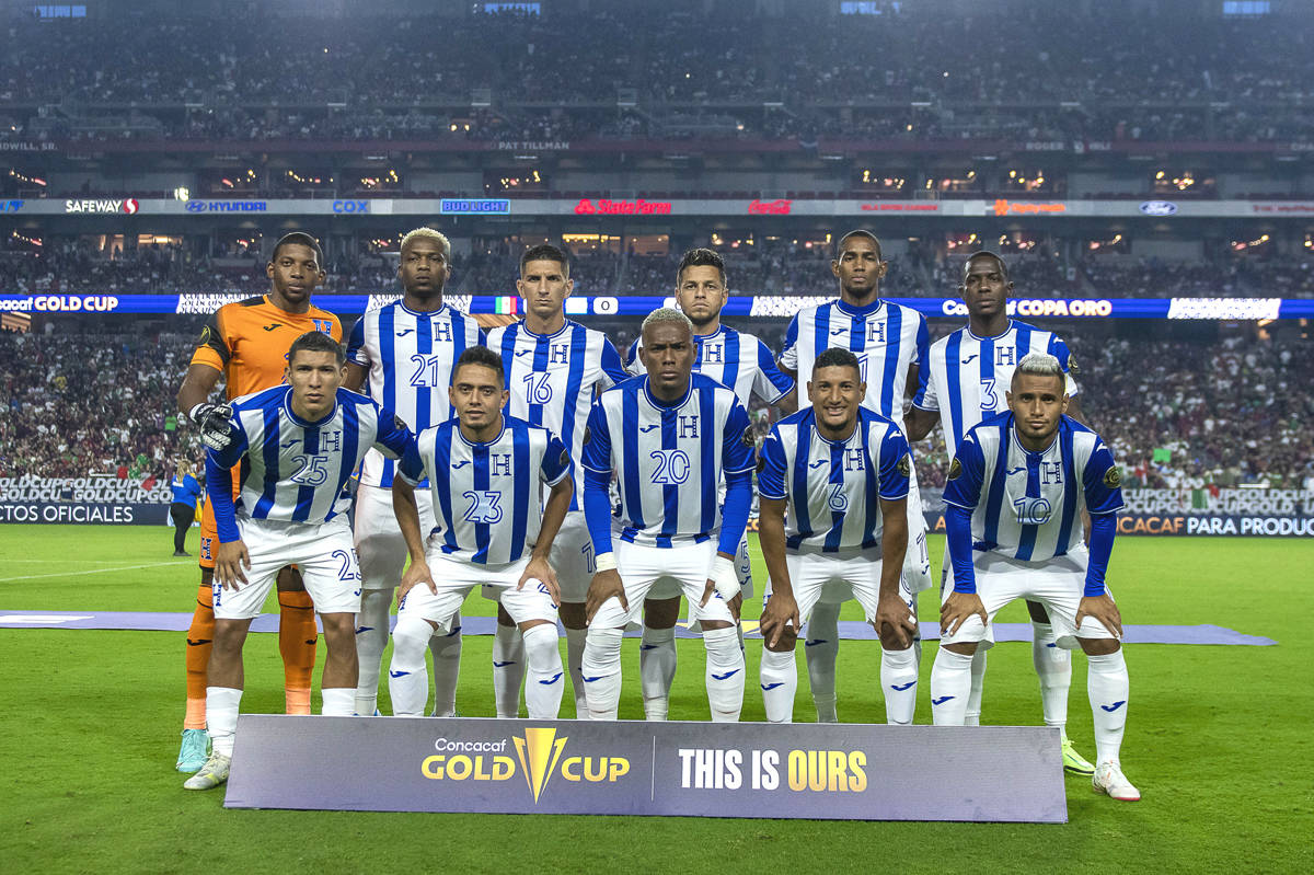 Los jugadores de la Selección de Honduras posan para la foto oficial previo a su juego de Cuar ...