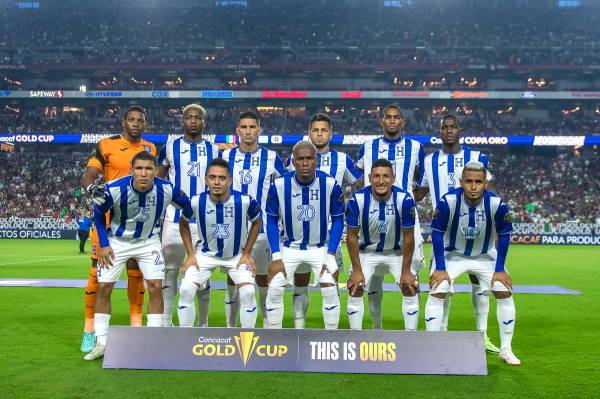 Los jugadores de la Selección de Honduras posan para la foto oficial previo a su juego de Cuar ...