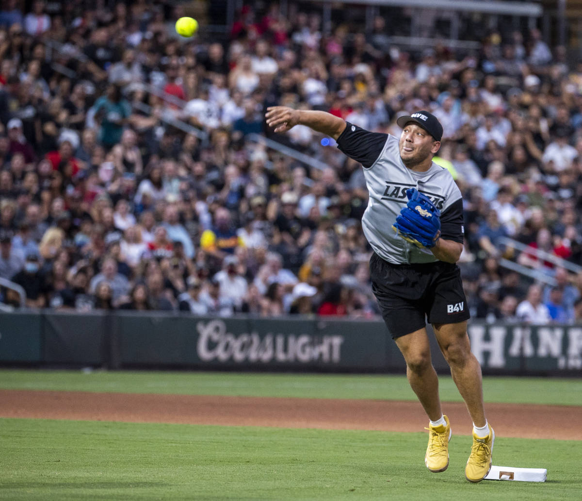 Alec Ingold (45) de Las Vegas Raiders lanza la pelota durante un partido de softball para la ca ...