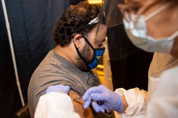 Bruno Calderone, de Las Vegas, es vacunado en la clínica de vacunación #VivaVaxVegas en Jimmy ...
