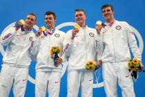 El equipo masculino de relevos 4x100 metros libres de Estados Unidos, formado por Caeleb Dresse ...