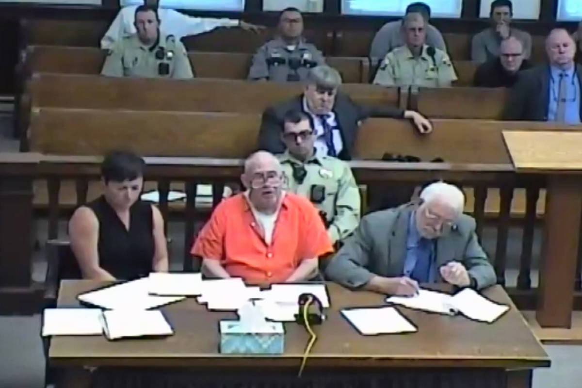 En esta captura de pantalla de una audiencia judicial transmitida en directo, John Dabritz, en ...