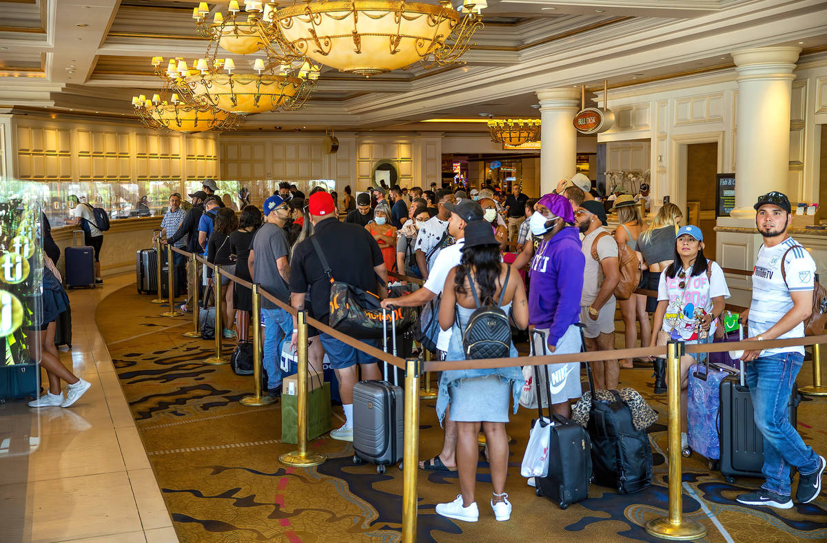 Gente hace fila para registrarse en Treasure Island, un gran porcentaje ya no lleva cubrebocas ...
