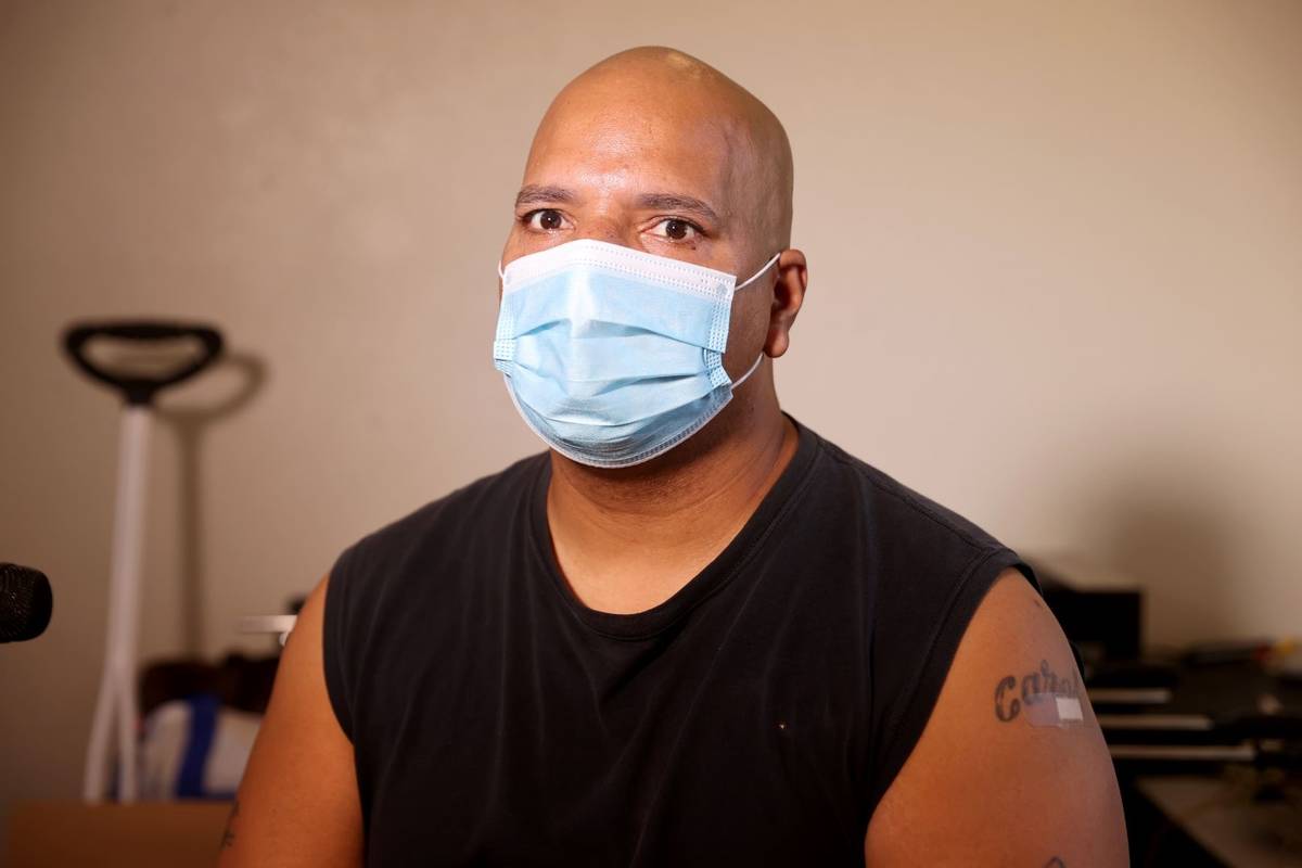 El residente Anthony DeJesus después de recibir su vacuna durante un evento de vacunación con ...