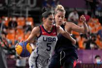 Kelsey Plum (5), de Estados Unidos, conduce para superar a Olga Frolkina (15), del Comité Olí ...