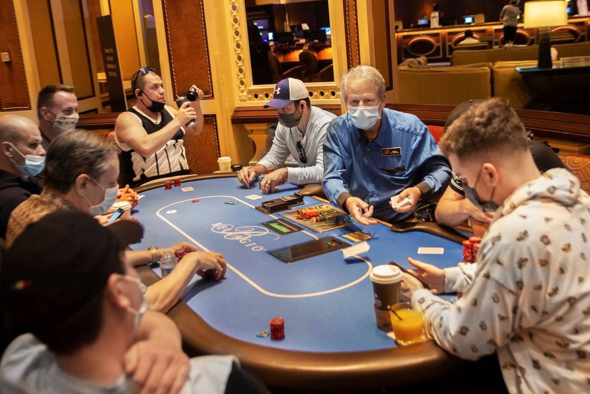 Las mesas de póquer del Bellagio están repletas el viernes 14 de mayo de 2021, en Las Vegas. ...