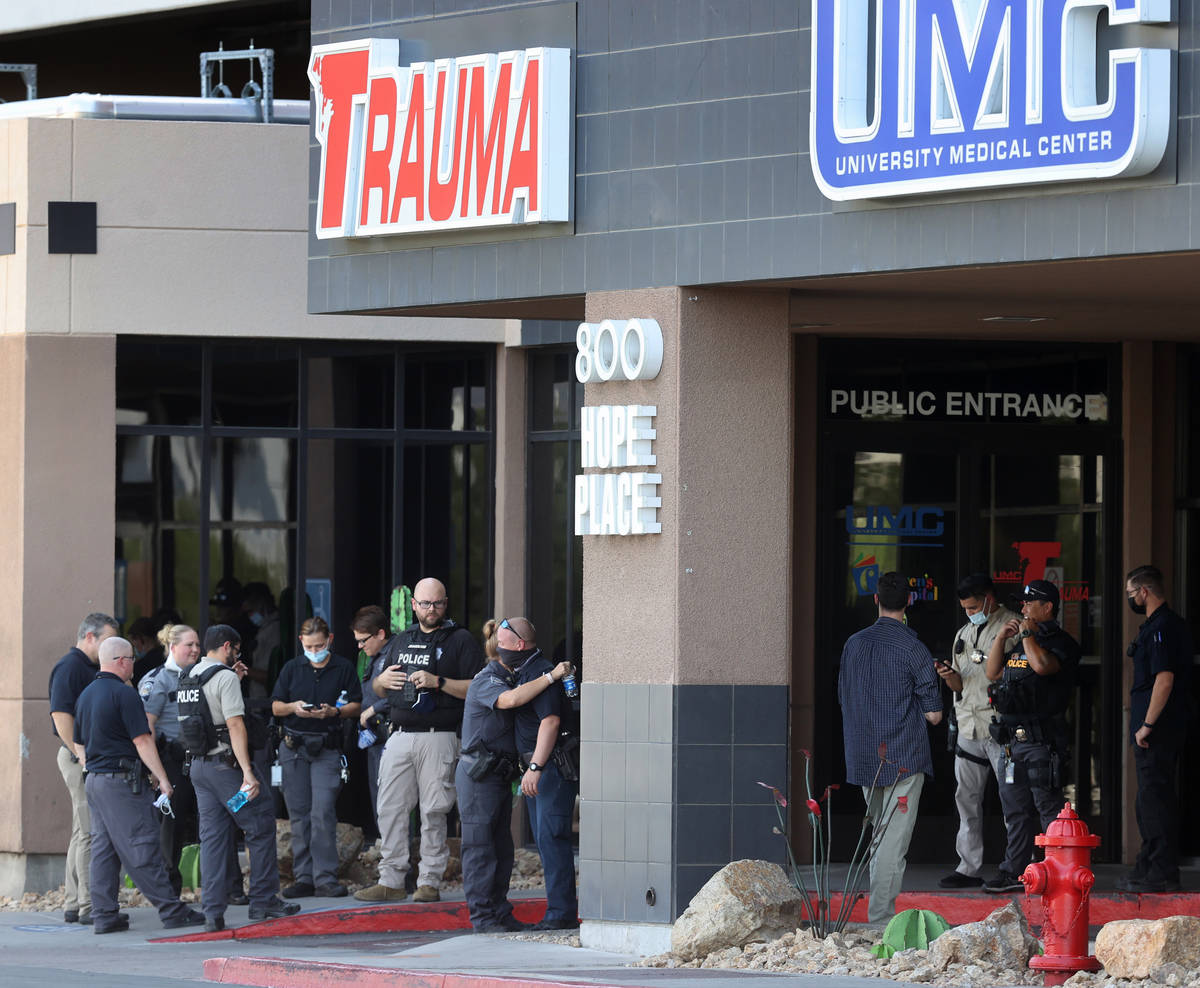 Agentes de policía de múltiples agencias de Las Vegas y personal del hospital se reúnen fren ...