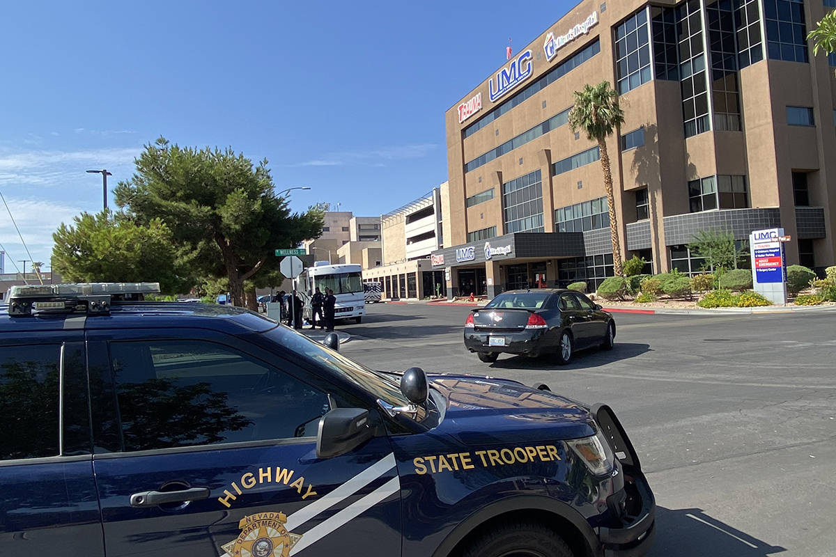 Agentes de la Nevada Highway Patrol se reúnen fuera del University Medical Center el miércole ...