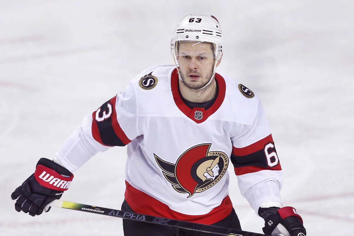 El jugador de los Ottawa Senators, Evgenii Dadonov, de Rusia, durante un partido de hockey de l ...