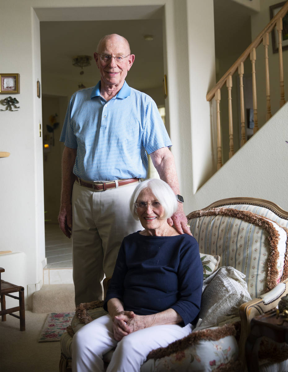 Judy Robinson y su marido Gary Robinson en su casa de Las Vegas,. Judy tiene un deterioro cogni ...