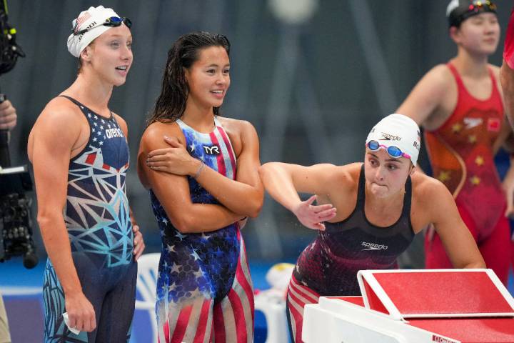 El equipo femenino de Estados Unidos de relevos de 4x200 metros libres: Paige Madden, a la izqu ...