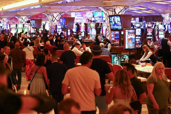 Gente juega en el piso del casino mientras Resorts World Las Vegas abre al público el jueves 2 ...
