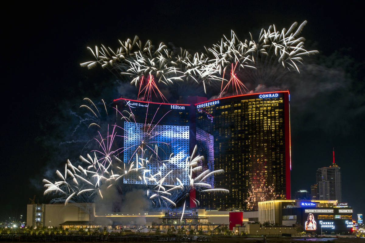 Espectáculo de fuegos artificiales de la gran inauguración de Resorts World Las Vegas el 24 d ...