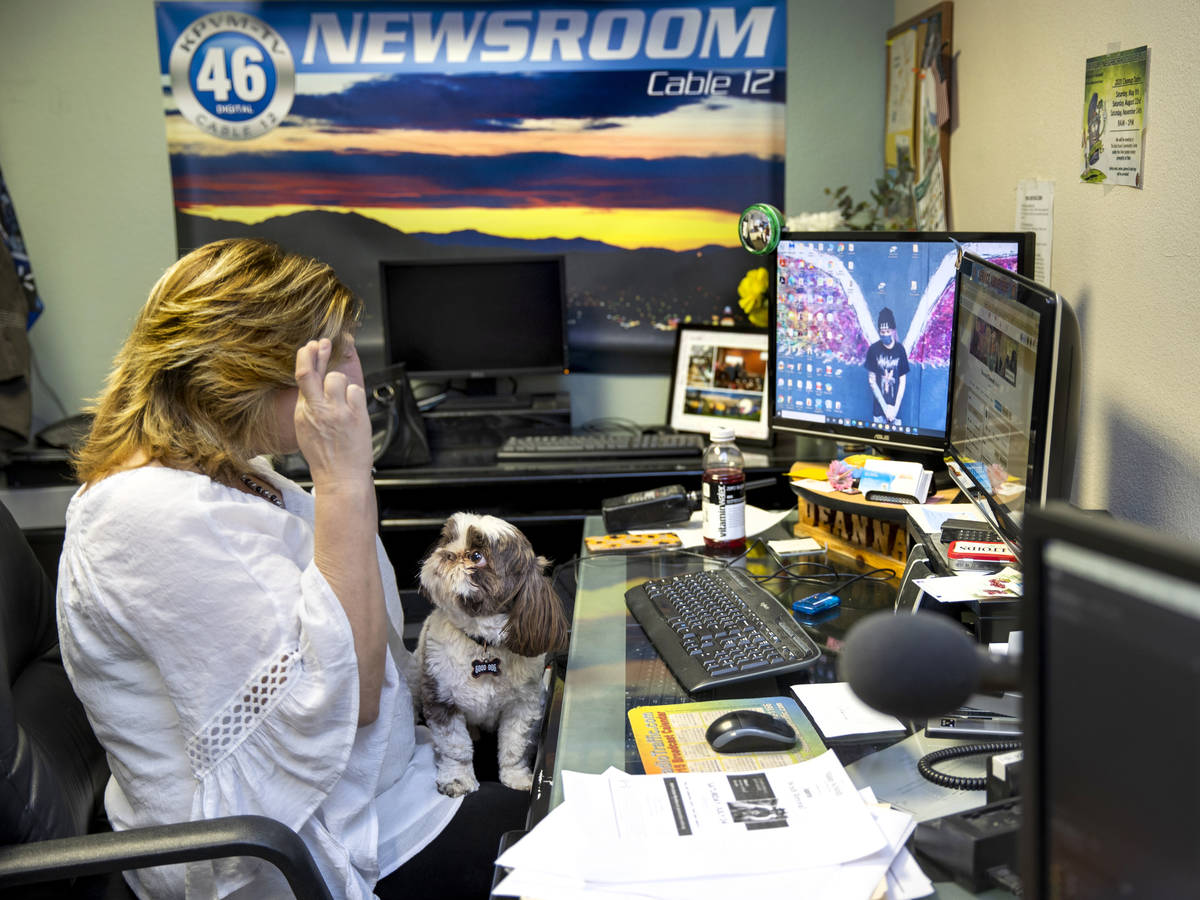 Deanna O'Donnell, directora y presentadora de KPVM 25 News, espera un resultado positivo mientr ...