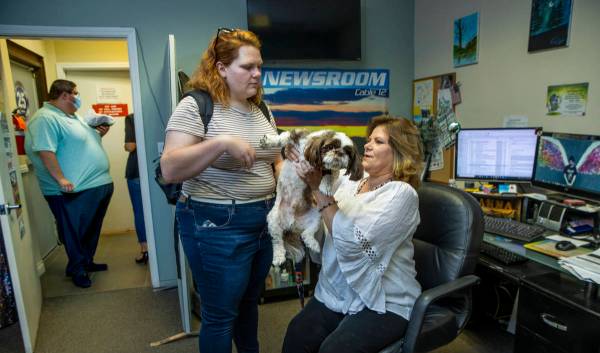 Deanna O'Donnell, directora/presentadora de KPVM 25, a la derecha, pasa su perro Tommy a su hij ...