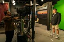 John Kohler graba un segmento meteorológico durante una escena de la docuserie de HBO "Small T ...