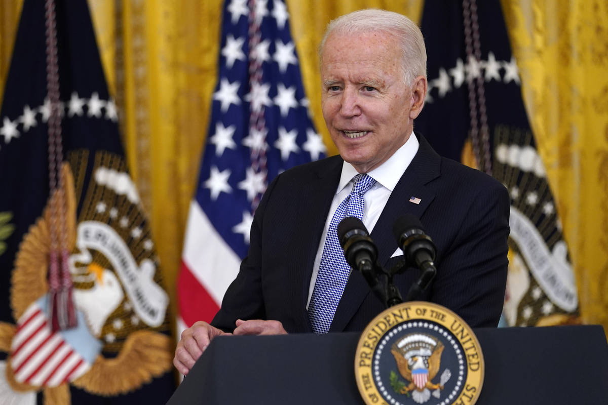 El presidente Joe Biden habla sobre los requisitos de la vacuna contra COVID-19 para los trabaj ...
