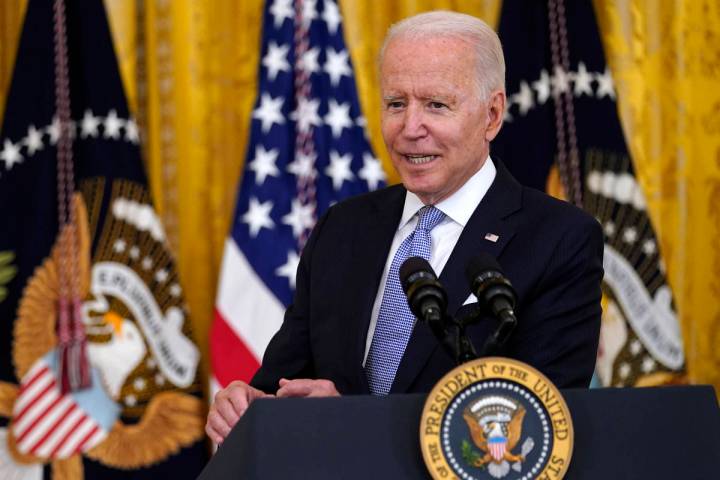 El presidente Joe Biden habla sobre los requisitos de la vacuna contra COVID-19 para los trabaj ...