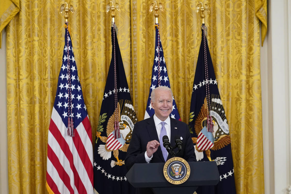 El presidente Joe Biden habla sobre los requisitos de la vacuna contra COVID-19 para los trabaj ...