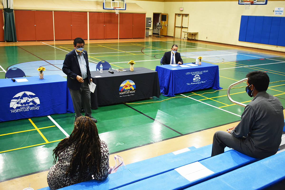 El concejal de North Las Vegas, Isaac Barrón, encabeza una reunión comunitaria para escuchar ...