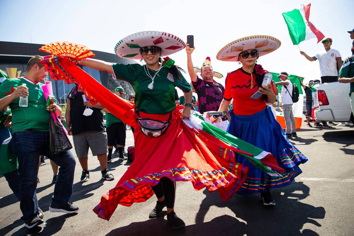 Aficionadas de México celebran y bailan antes del partido de fútbol de la Final de la Copa Or ...