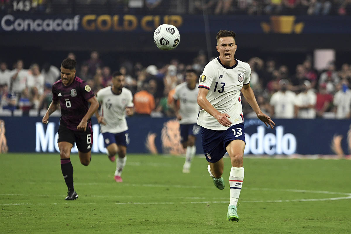 El jugador estadounidense, Matthew Hoppe (13), corre hacia el balón contra México durante la ...