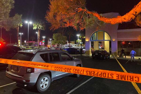 La policía de Las Vegas está investigando un apuñalamiento mortal en un salón de hookah del ...