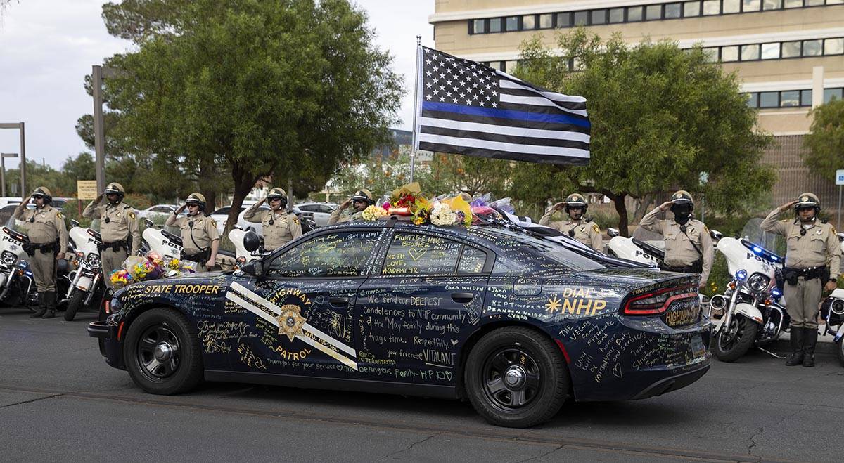 Fuerzas del orden transportan el cuerpo del agente de la Nevada Highway Patrol Micah May en una ...