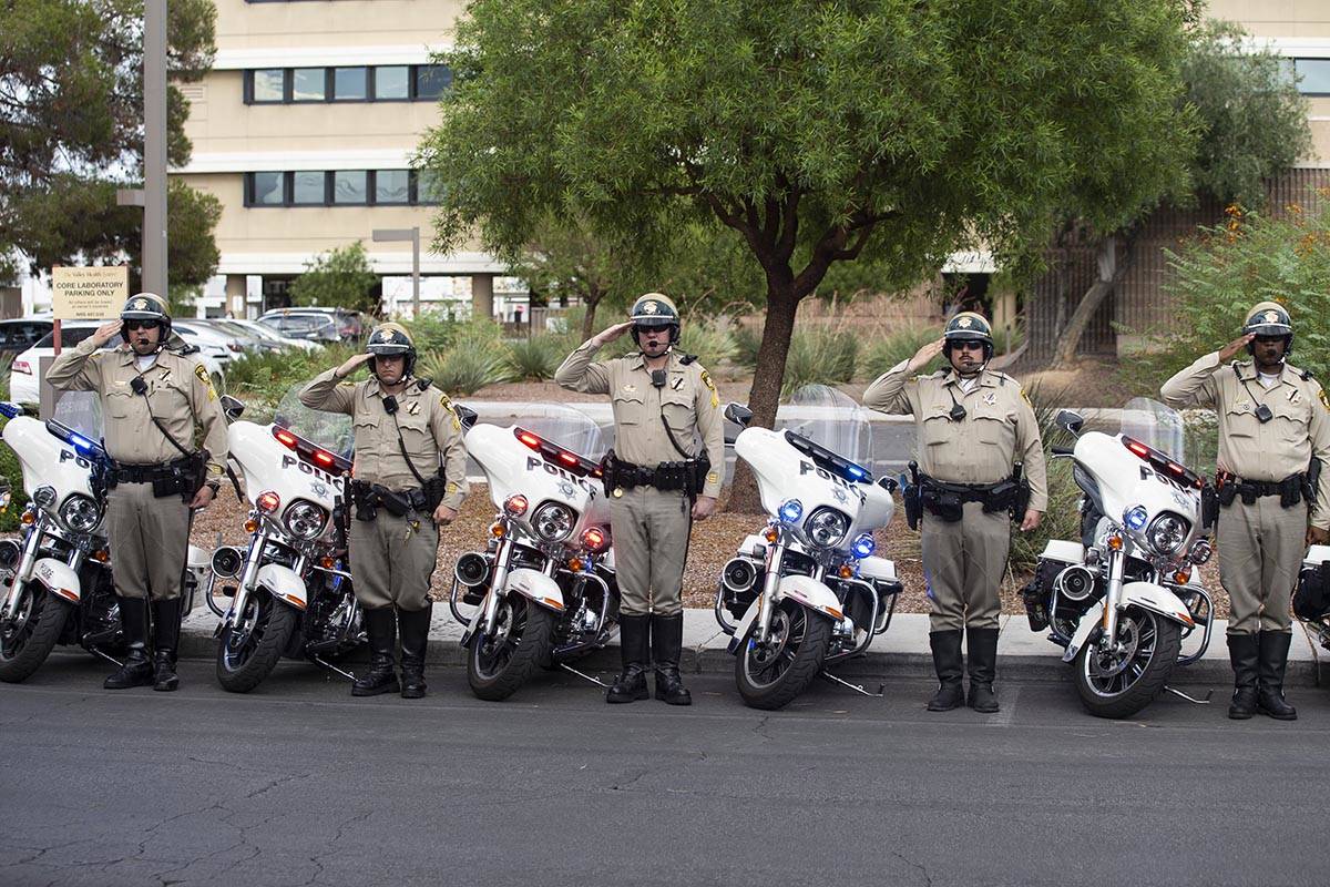 Fuerzas del orden transportan el cuerpo del agente de la Nevada Highway Patrol Micah May en una ...