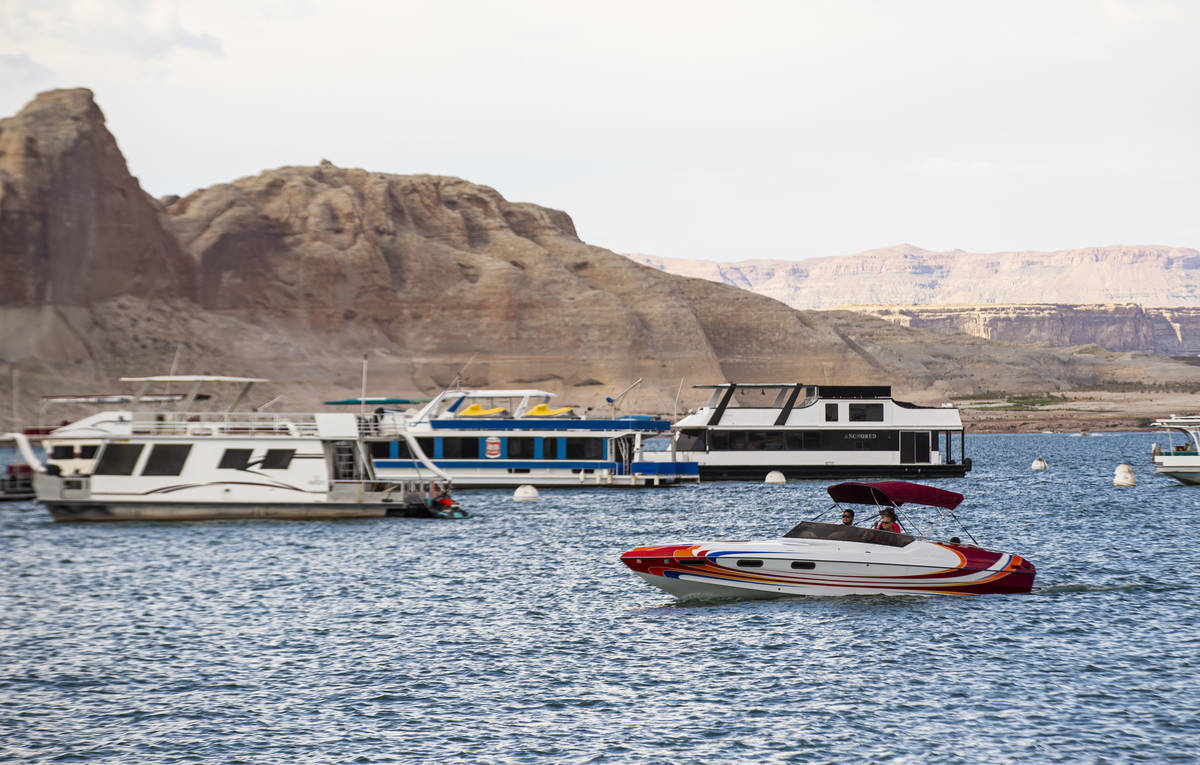 Botes fotografiados cerca del puerto deportivo Wahweap, en el lago Powell, en Glen Canyon Natio ...