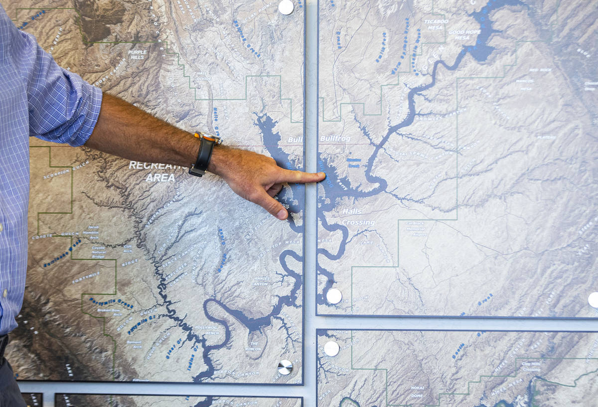 William Shott, superintendente del Glen Canyon National Recreation Area, señala un mapa mientr ...