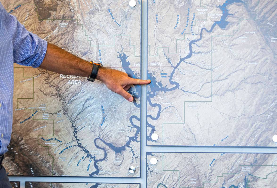 William Shott, superintendente del Glen Canyon National Recreation Area, señala un mapa mientr ...