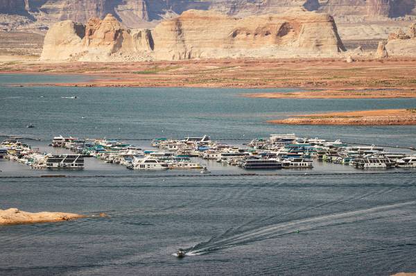 Botes y otras embarcaciones son fotografiados cerca de Wahweap Marina en el lago Powell, en Gle ...