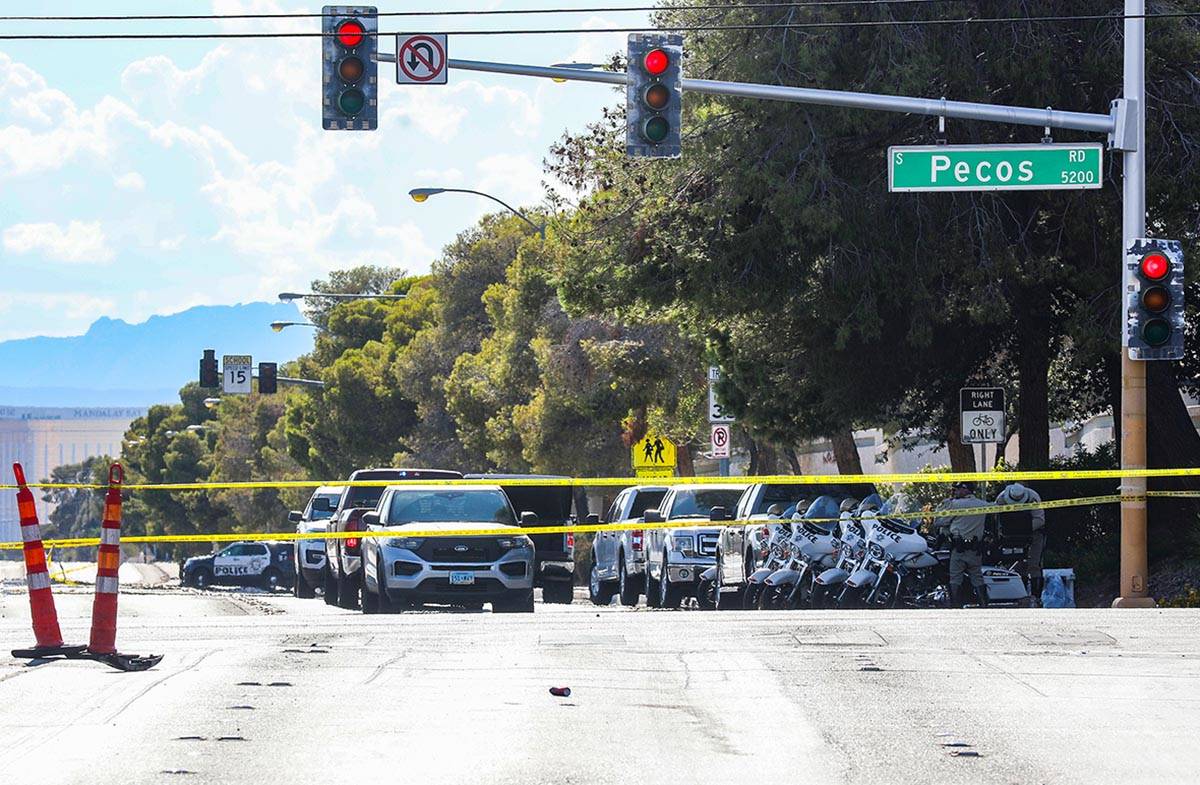 La escena de un accidente automovilístico fatal cerca de Pecos Road y Hacienda Avenue en Las V ...