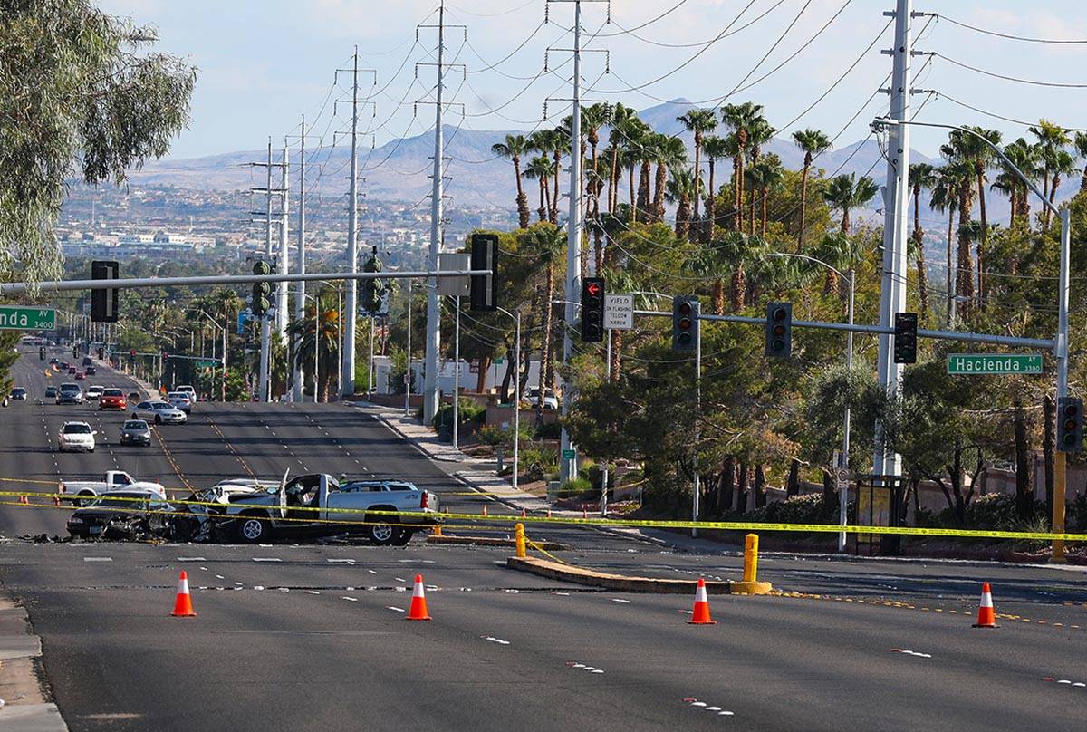 La escena de un accidente automovilístico fatal cerca de Pecos Road y Hacienda Avenue en Las V ...