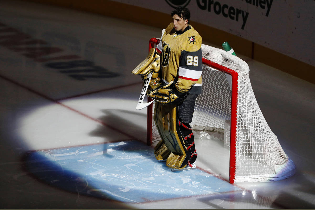 El portero de los Golden Knights, Marc-André Fleury (29), hace una pausa durante el Himno Naci ...