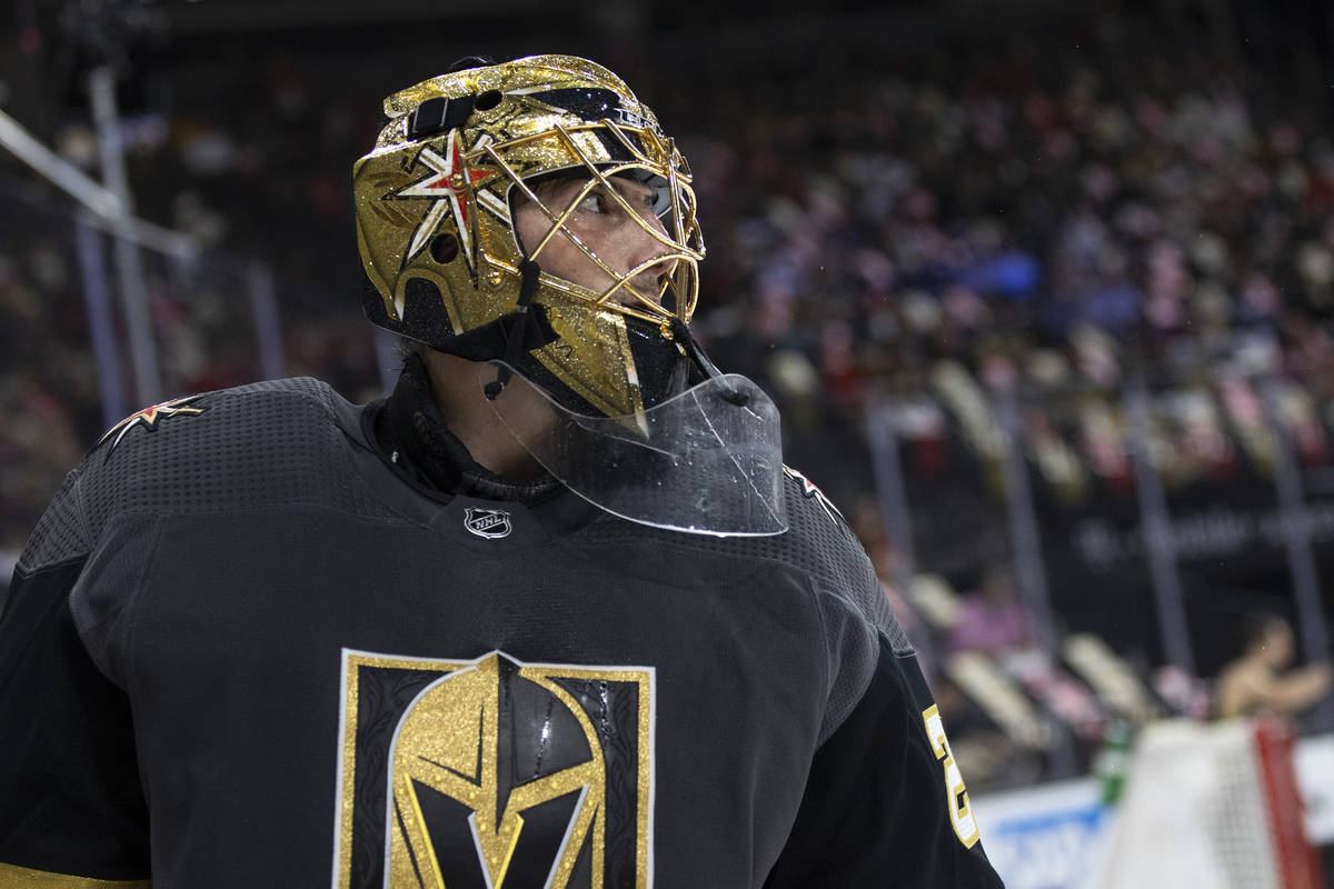 El portero de los Golden Knights, Marc-André Fleury (29), patina alrededor de la portería dur ...